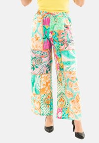 Pantalones de pierna ancha multicolores confeccionados con una tela ligera que presenta patrones en patchwork en turquesa, rosa, naranja y verde. Cintura elástica.