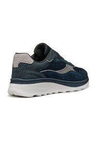 Sneaker blu navy realizzata in camoscio e mesh, con una suola bianca imbottita e un'acca grigia sul tallone con leggere perforazioni.
