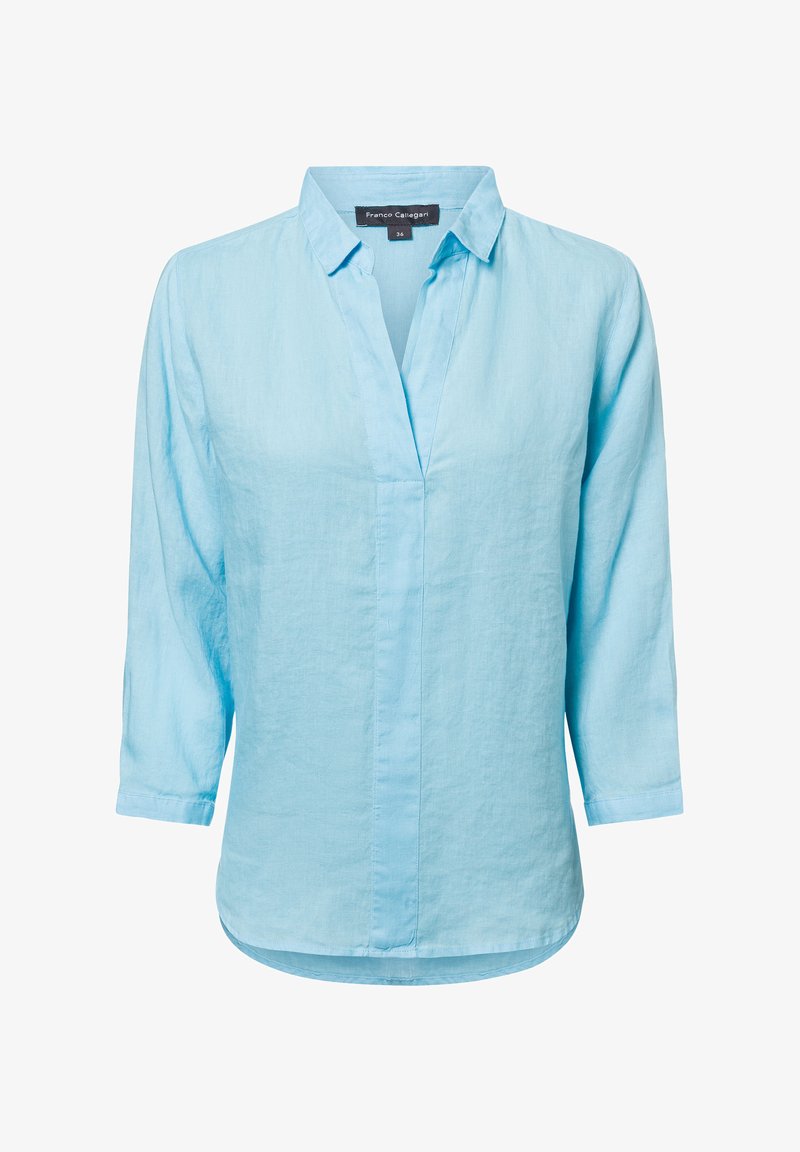 Lichtblauwe linnen blouse met een kraag en driekwart mouwen, met een relaxte pasvorm en een v-hals. Gladde textuur, casual ontwerp.