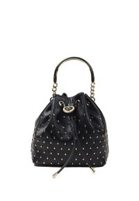 Mustan nahkaämpärilaukku kultaisilla niiteillä, kiristettävä yläosa ja kultainen metallikahva ketjuyksityiskohdilla. Sisältää koristeellisen sulkumekanismin.