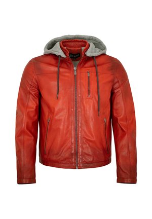 Rote Lederjacke mit Frontreißverschluss, drei Reißverschlusstaschen und angenähter grauer Stoffkapuze mit Kordeln.
