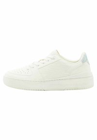 Baskets blanches avec un dessus en synthétique lisse, un design à lacets, une toe perforée et une semelle légèrement texturée. Comprend un accent irisé subtil.