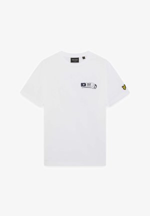 Weißes Kurzarm-T-Shirt mit kleinem marineblauem Logo auf dem Brusttaschenbereich und gelbem Schmetterlingsemblem auf dem linken Ärmel.