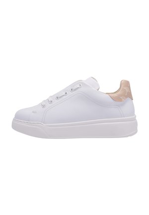 Witte lage sneaker met witte zool, roze patroon op de hieltab en witte veters, weergegeven vanaf de buitenkant op een witte achtergrond.