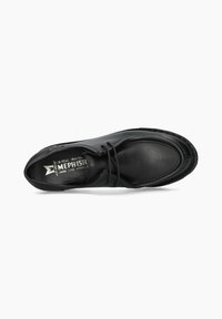 Chaussure en cuir noir avec un bout rond, des coutures contrastées et un laçage. Texture lisse et semelle en caoutchouc. Étiquette visible à l'intérieur.