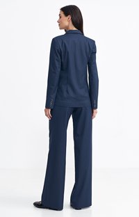 Granatowy garnitur w paski z dopasowaną marynarką i szerokimi spodniami, wykonany z teksturowanej tkaniny z guzikami na rękawach.