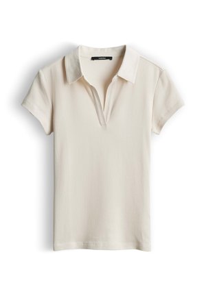 Crèmekleurig ribgebreid poloshirt met korte mouwen en een open V-halskraag, plat op een witte achtergrond gelegd.