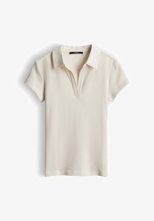 Crèmekleurig ribgebreid poloshirt met korte mouwen en een open V-halskraag, plat op een witte achtergrond gelegd.