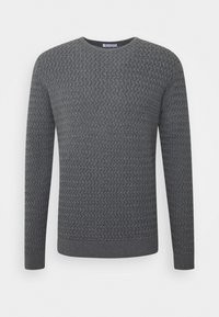 Pull gris foncé en maille avec un motif en zigzag texturé, col rond, poignets et ourlet côtelés, présenté sur un fond blanc uni.