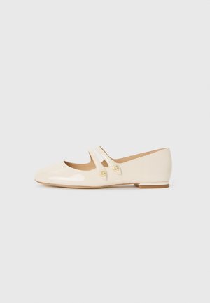 Ballerines en cuir verni ivoire avec deux sangles décoratives et boutons dorés, présentant un bout rond et un petit talon carré.