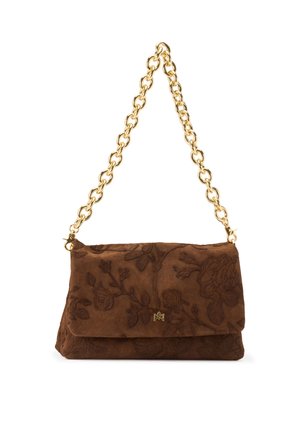 Sac à main en daim marron avec motifs floraux en relief et une épaisse chaîne dorée sur fond blanc.