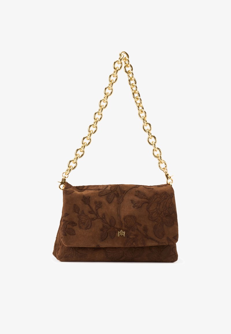 Sac à main en daim marron avec motifs floraux en relief et une épaisse chaîne dorée sur fond blanc.