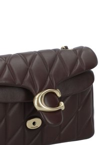Sac à main en cuir marron avec une texture matelassée, un fermoir doré et un accent métallique. Présente une fermeture à rabat et un matériel de marque.