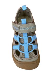 Sandal de exterior color beige con correas azules y una planta texturizada. Cuenta con un cierre de velcro ajustable y una suela de goma para agarre y flexibilidad.