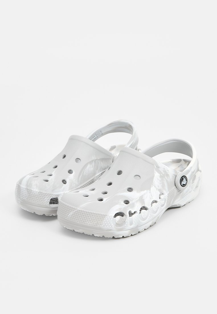 Weiße Clogs mit runder Form, Belüftungslöchern und einer strukturierten Sohle. Mit einem schwarzen Markenzeichen und einer glänzenden Oberflächenbeschichtung.