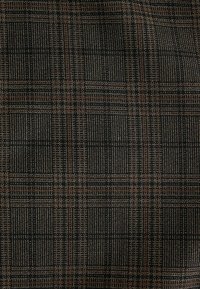 Sort og brunt plaid-stof med et struktureret mønster af fine linjer og firkanter, der giver en struktureret fremtoning.