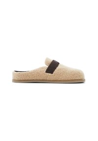 Beige pantoffel met een gestructureerde, fluffy buitenkant, voorzien van een bruin accentbandje en een duurzame zool voor comfort en ondersteuning.