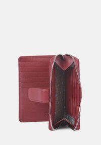 Rode leren portemonnee met een gestructureerde afwerking, zes kaartsleuven, een ritscompartiment en een gemusterd binnenvoering.