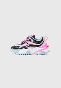Kraftige sneakers med svart glitter, iriserende rosa paneler, rosa snørebånd, lyseblå såle og merkevarenavnet "Billieblush" på siden.