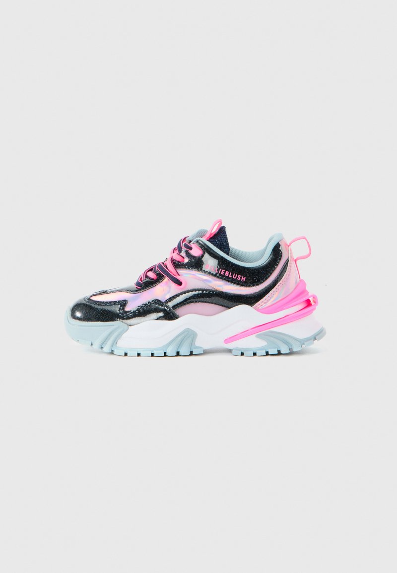 Kraftige sneakers med svart glitter, iriserende rosa paneler, rosa snørebånd, lyseblå såle og merkevarenavnet "Billieblush" på siden.