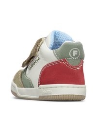 Bunt gefärbte Kindersneaker aus grünem, braunem und rotem Wildleder, weißem Leder, mit Klettverschluss und einer strukturierten Sohle.