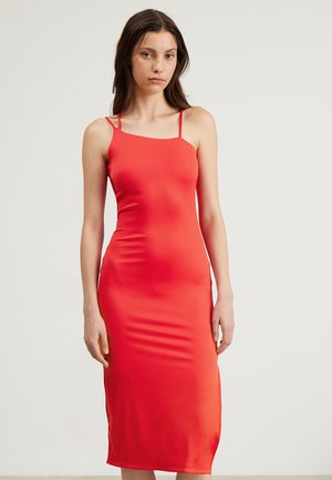 Vestido midi rojo sin mangas con escote recto, silueta ajustada y textura suave y lisa, que presenta tirantes delgados.
