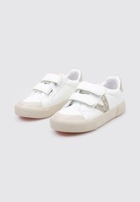 Baskets synthétiques blanches avec deux bandes Velcro. Présentent un accent doré scintillant sur le côté et une semelle en caoutchouc durable. Design à bout rond.