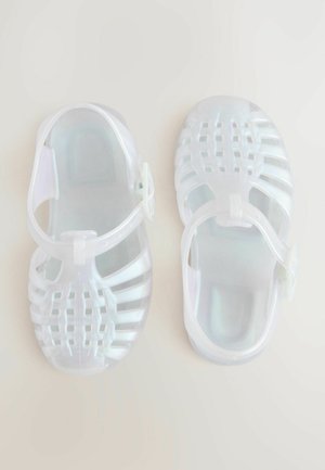 Prozirne plastične sandale s tkanim dizajnom, s podesivim trakama i glatkom teksturom, prikazane iz gornjeg pogleda.