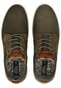 Braune Leder- und Mesh-Sneaker mit grauen Schnürsenkeln, weichem Textilobermaterial, gepolsterter Zunge, kontrastierendem Logopatch, Gummisohle und gemusterter Innensohle.