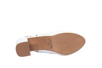 Zapato de tacón blanco con material superior liso, punta cuadrada y suela de goma marrón con ranuras horizontales para mayor tracción.