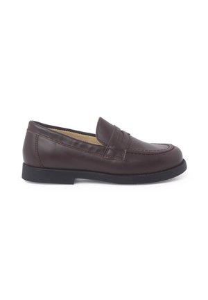 Mocassins en cuir marron avec un design cousu, un col rembourré et une semelle en caoutchouc basse. Texture lisse avec une silhouette classique.