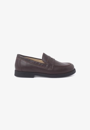 Mocasines de cuero marrón con un diseño cosido, cuello acolchado y suela de goma baja. Textura suave con una silueta clásica.