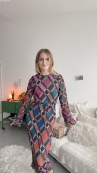 Maxi šaty s dlhými, polopriesvitnými rukávmi, s multikolórovým diamantovým vzorom v modrých, ružových a oranžových odtieňoch. Viazanie v páse.