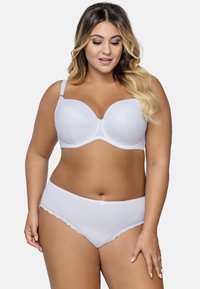Weißes Lingerie-Set mit einem glatten, vorgeformten BH mit verstellbaren Trägern und einem hüfthohen Slip mit Spitzendetails. Weicher Stoff und klassisches Design.