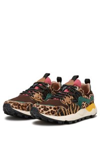 Sneaker multicolori con dettagli marroni, stampa leopardata e accenti verde. Materiali testurizzati e lacci neri con suola gialla.