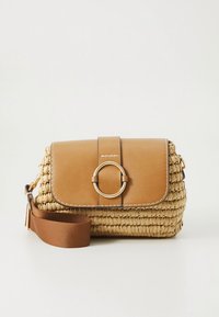 Rudos smėlio spalvos dirbtinės odos ir pintos šiaudų perpetė rankinė su apvalia auksinio tono metaline detalė ir nuimamu dirželiu. Turi įklotą užsegimą.