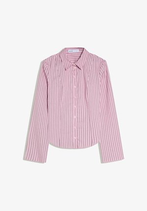 Svetlo roza srajca z dolgimi rokavi in gumbi, z navpičnimi belimi in vijoličnimi črtami ter ostrim ovratnikom, položena ravno na belem ozadju.