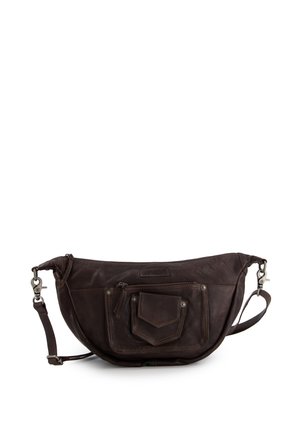 Donkerbruine leren crossbodytas met voorvakjes met rits en klep, verstelbare band en metalen sluitingen op een witte achtergrond.