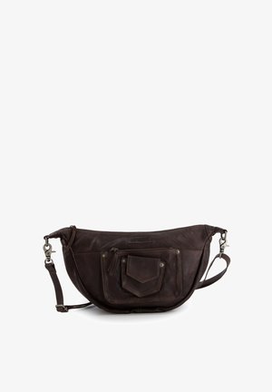 Dunkelbraune Leder-Crossbody-Tasche mit Reißverschluss- und Klapptaschen vorne, verstellbarem Riemen und Metallverschlüssen vor weißem Hintergrund.