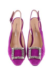 Tacchi slingback in suede viola con dettaglio a fibbia in strass quadrata. Rivestimento interno liscio, design con punta aperta e tacco basso.