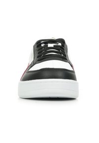 Sneakers negre, albe și roz, cu un superior sintetic neted, vârf rotund, design cu șireturi și o talpă din cauciuc alb.