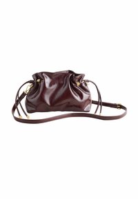 Tumma burgundy nahkainen clutch-käsi laukku, jossa on poimutettu muotoilu, kullansävyiset yksityiskohdat ja säädettävä olkahihna, asetettuna tasaisesti.
