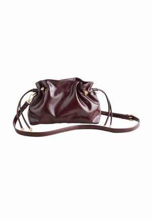 Tumma burgundy nahkainen clutch-käsi laukku, jossa on poimutettu muotoilu, kullansävyiset yksityiskohdat ja säädettävä olkahihna, asetettuna tasaisesti.