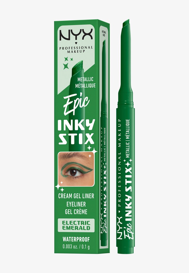 Eye-liner gel crème métallique NYX Epic Inky Stix en vert émeraude électrique avec embout incliné, présenté avec l'eye-liner appliqué sur l'œil.
