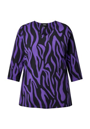 Top viola e nero con scollo a V e maniche 3/4, caratterizzato da un audace motivo a strisce zebra, realizzato in morbido tessuto in misto cotone.