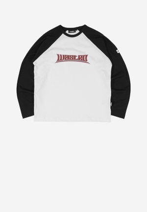 Langarm-T-Shirt im Baseball-Stil mit schwarzen Ärmeln und weißem Körper, roter "Wasted"-Text auf der Brust bedruckt.