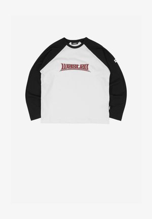 Langarm-T-Shirt im Baseball-Stil mit schwarzen Ärmeln und weißem Körper, roter "Wasted"-Text auf der Brust bedruckt.
