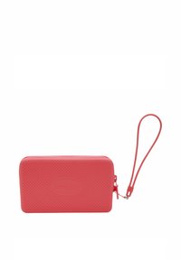 Busta rossa con texture, dotata di chiusura con zip e cinturino da polso, con logo impressa sul davanti. Realizzata in materiale resistente.