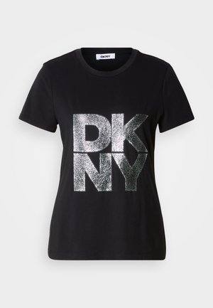 Tricou negru cu mâneci scurte, cu litere mari "DKNY" argintii și sclipitoare pe față și guler rotund.