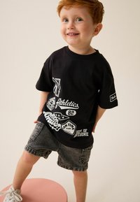 Next SHORT SLEEVE VARSITY  REGULAR FIT - Triko s potiskem - black badges